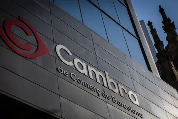 The debate over the silver chairs heats up the plenary session of the Cambra de Barcelona