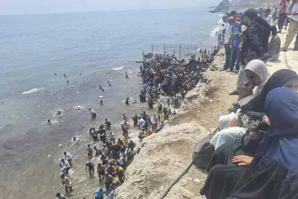 Thousands of young Moroccans take to the sea between Castillejos (Morocco) and Ceuta