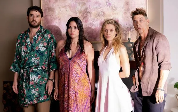 Ernesto (Gorka Otxoa) wears his ex’s robe (Cristina Maisonnave), to his right. On the other side, Manuela Vellés is an actress whom Rober (Adrián Lastra) met on Tinder.