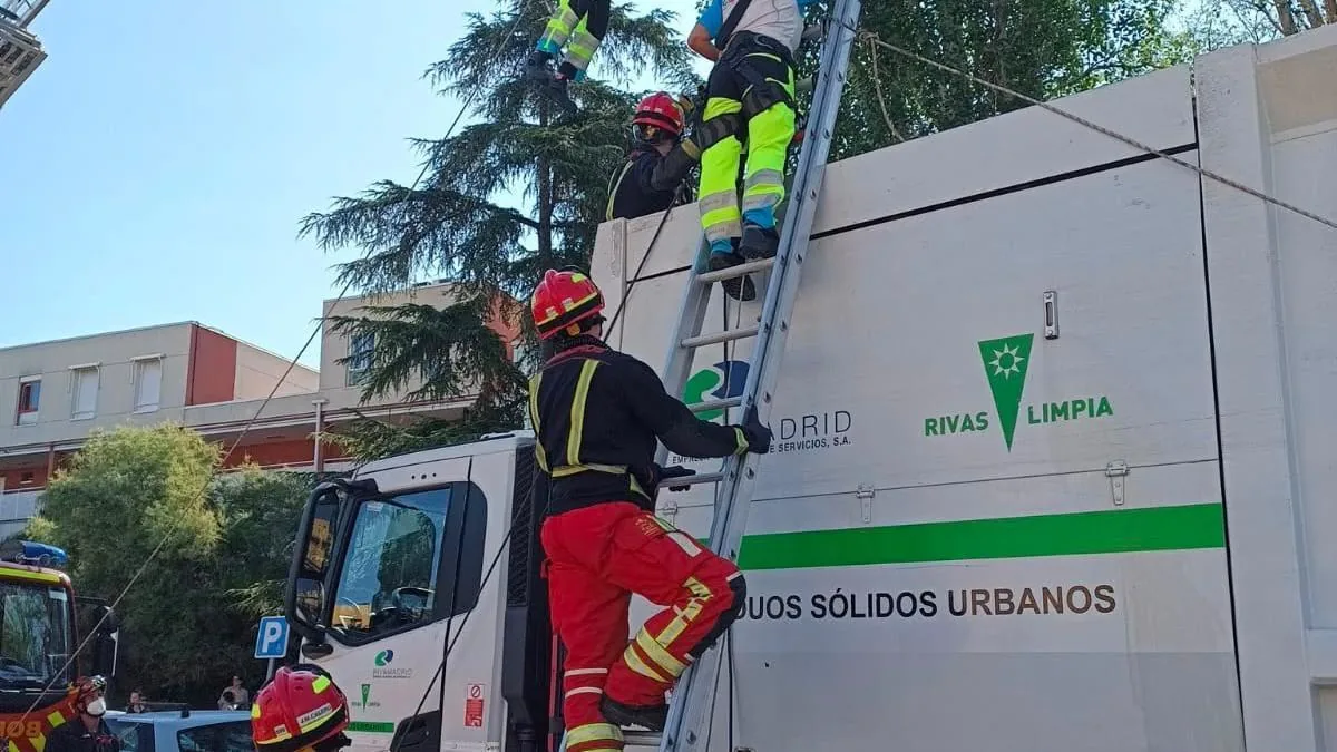 A woman who was sleeping in a paper container is rescued from the recycling truck after hearing her screams