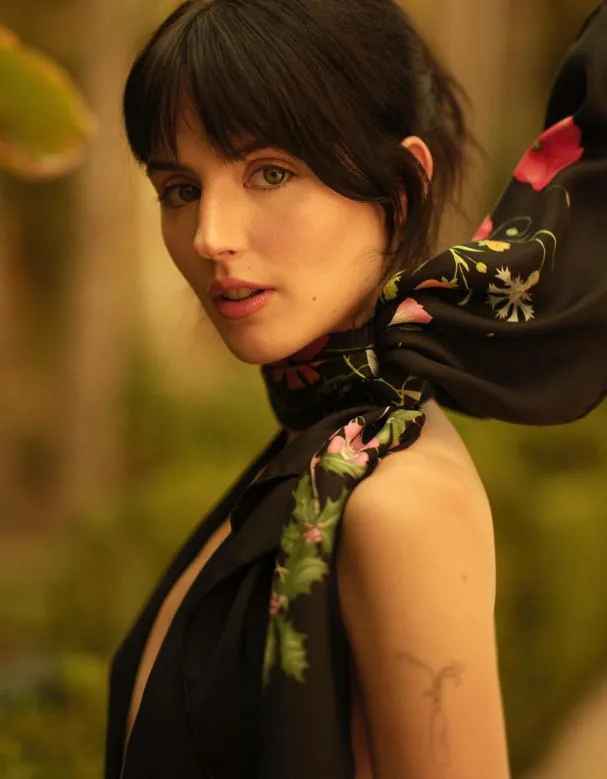 Body with deep V-neck Gucci Montecarlo; Gucci Flora printed silk scarf