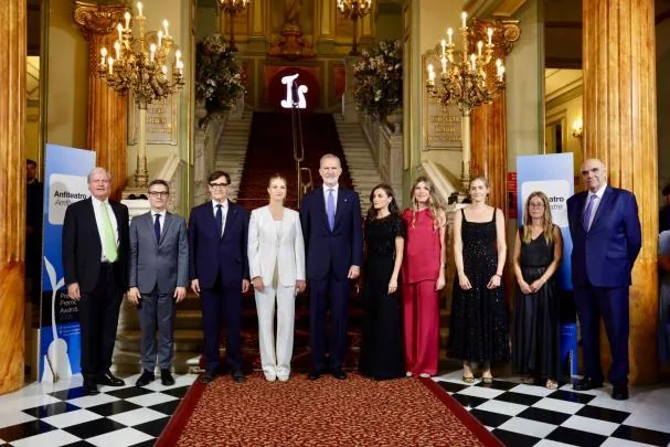 Los Reyes, la princesa Leonor y la infanta Sofía, en el vestíbulo del Liceu, donde les han recibido las primeras autoridades