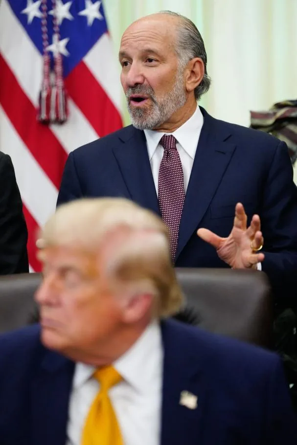 Howard Lutnick, arriba, junto a Donald Trump.