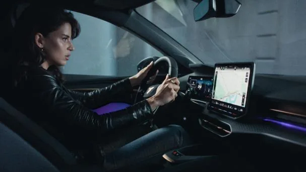 La posición al volante y la configuración deportiva invitan a experimentar la emoción de conducir de una forma nueva y el diseño interior refuerza la conexión hombre-máquina.