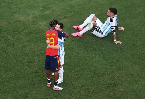 Lamine Yamal and Leo Messi, separated by 20 years, embrace at the end of the match