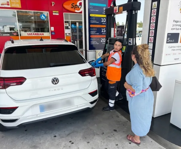 Sara Barcala en la estación de servicio de Repsol de la autovía A-381