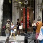 Barcelona street vendors change strategy: smaller groups and morning presence