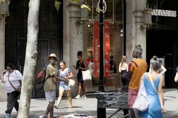 Barcelona street vendors change strategy: smaller groups and morning presence