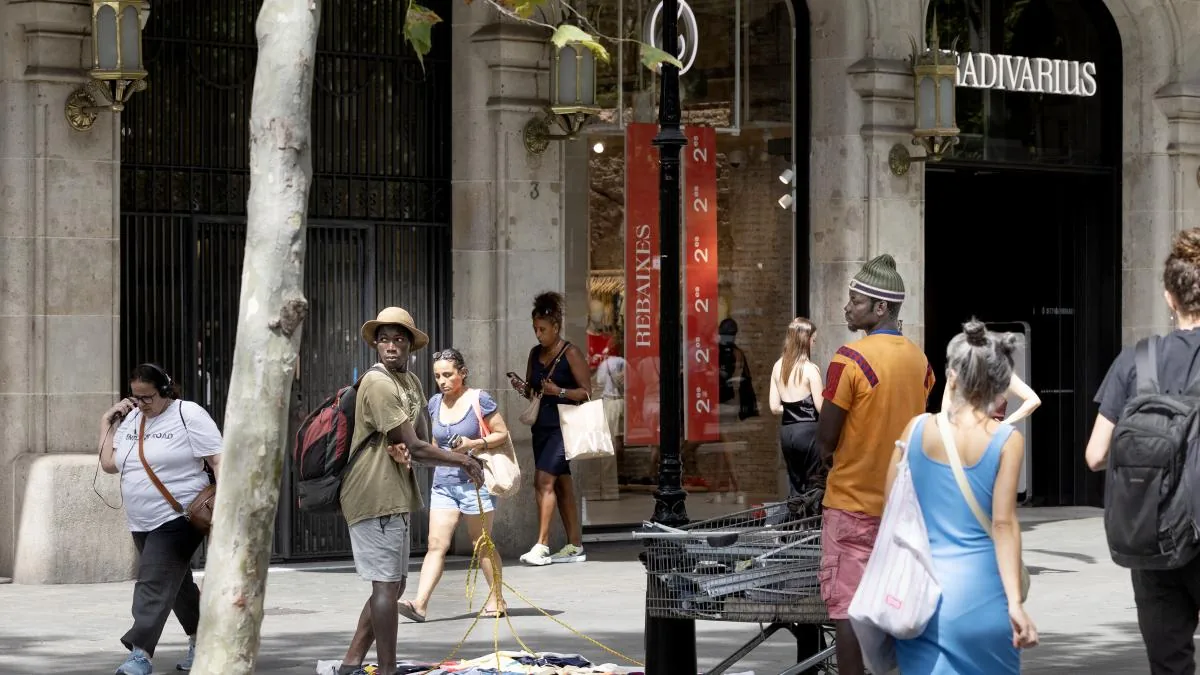 Barcelona street vendors change strategy: smaller groups and morning presence