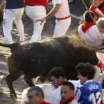 Two injured by bull's horn in a dangerous final running of the bulls of San Fermín