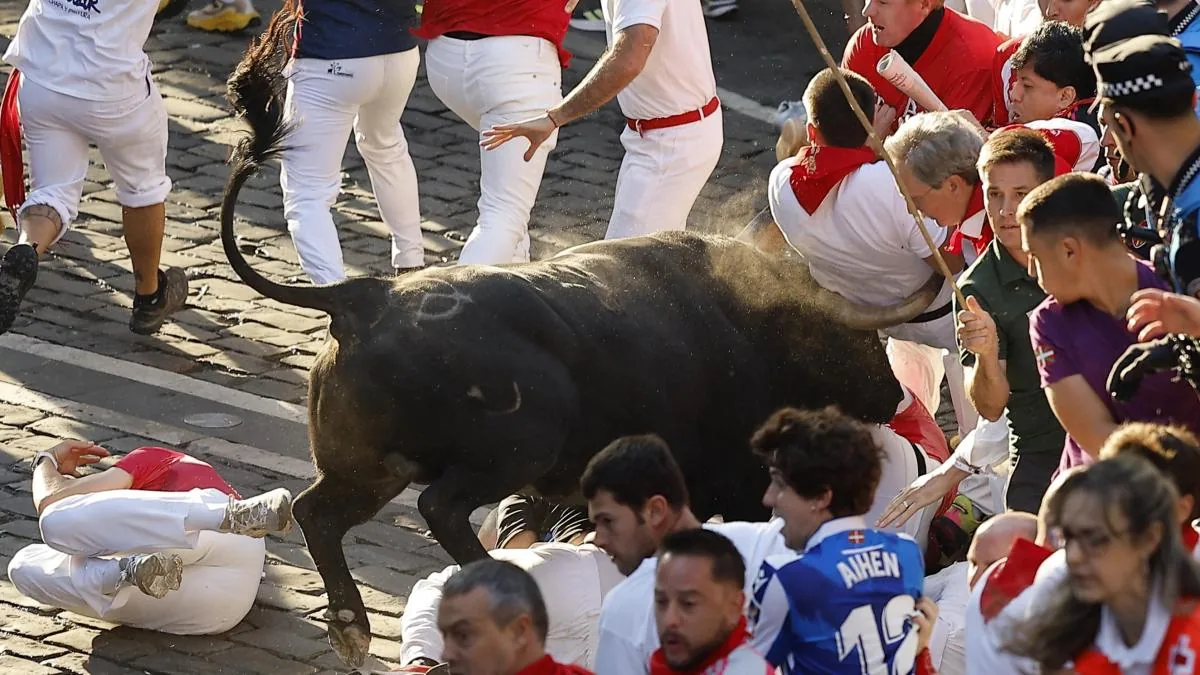Two injured by bull's horn in a dangerous final running of the bulls of San Fermín