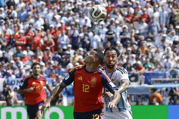 Nico González battles for a ball with Pedro Porro 