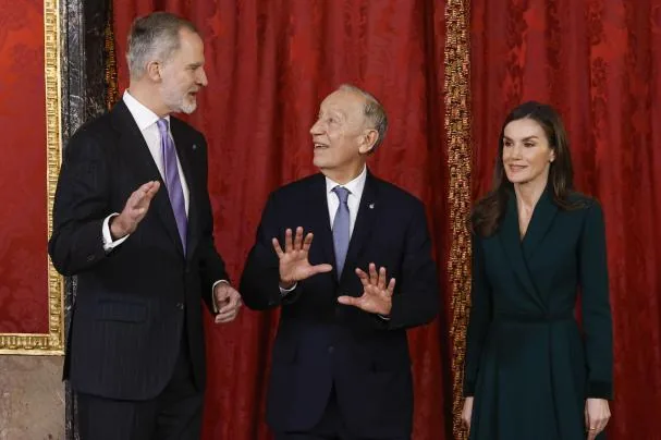 King Felipe IV and Queen Letizia converse with the President of Portugal, Marcelo Rebelo de Sousa, on February 20, 2026, at the Royal Palace