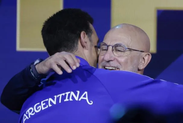 Abrazo entre Luis de la Fuente y Lionel Scaloni