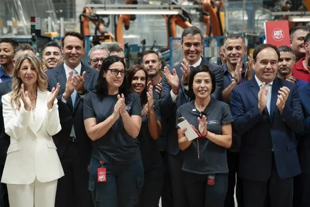 The President of the Government, the President of Ford Europe, the Second Vice President of the Government, and the Valencian President, during the visit to the plant. 