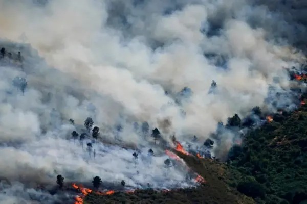 The simultaneous forest fires in Madrid, Toledo, and Ávila complicate firefighting efforts
