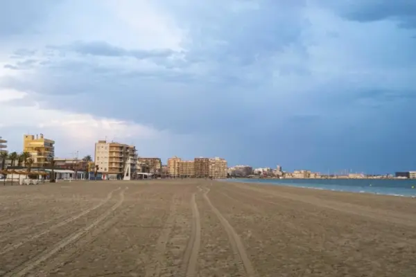 The main beach of Santa Pola is closed due to water quality