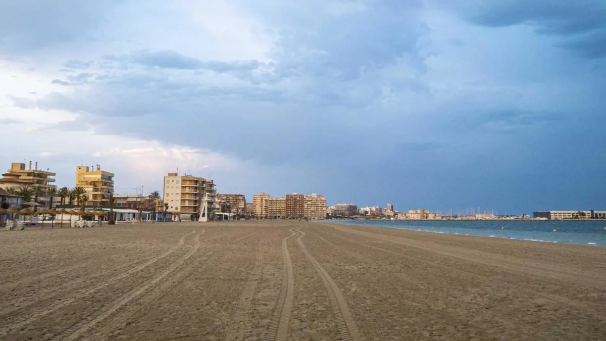 The main beach of Santa Pola is closed due to water quality