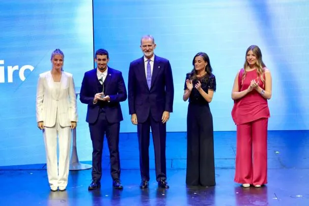 Los Reyes, la princesa Leonor y la infanta Sofía junto a Hatim Azahri (Premio Social)