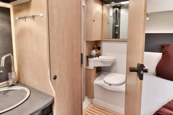 A small great motorhome: less than six meters, a huge garage, and space to travel without missing anything