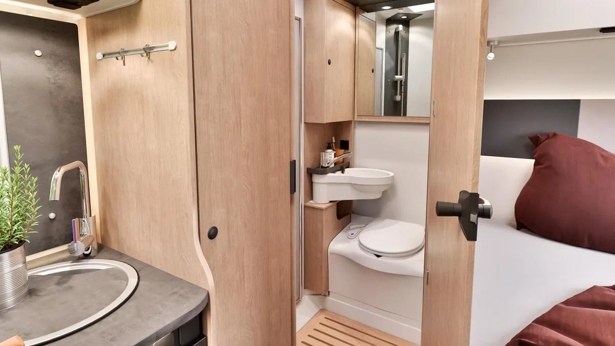 A small great motorhome: less than six meters, a huge garage, and space to travel without missing anything