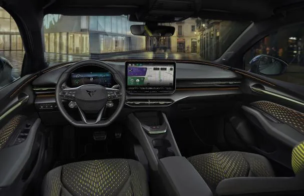 Despite its compact dimensions, the interior surprises with its generous habitability, with plenty of space for second-row occupants and 441 liters of trunk space.