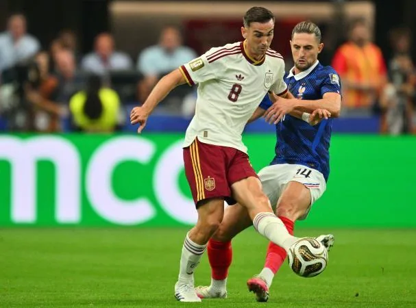 Adrien Rabiot struggles with Fabián Ruiz