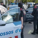 The Mossos open fire on the car of a multiple offender who tried to run them over to escape in l'Hospitalet