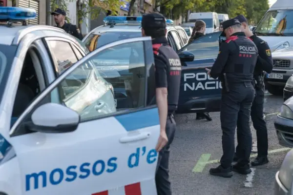 The Mossos open fire on the car of a multiple offender who tried to run them over to escape in l'Hospitalet