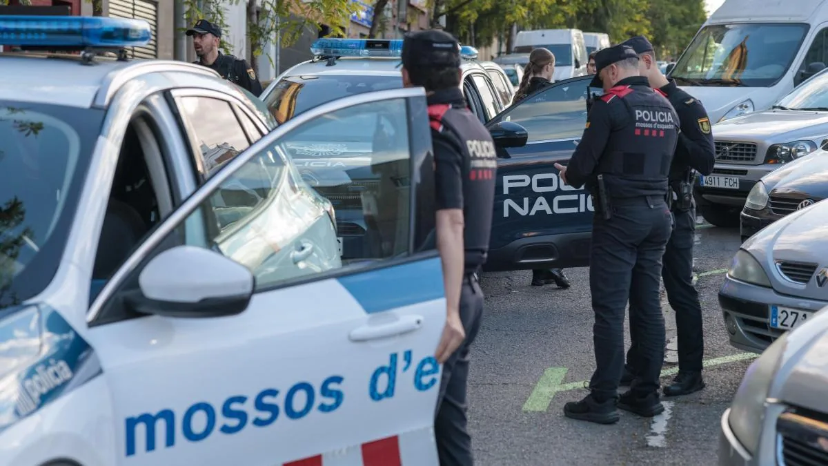The Mossos open fire on the car of a multiple offender who tried to run them over to escape in l'Hospitalet