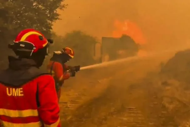 Screenshot of a video provided by the UME, showing the personnel fighting the fire in Navaluenga (Avila).