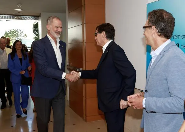 The President of the Generalitat, Salvador Illa, received the King upon his arrival at the hotel where the meeting of the Board of Trustees of the Princess of Girona Foundation was held
