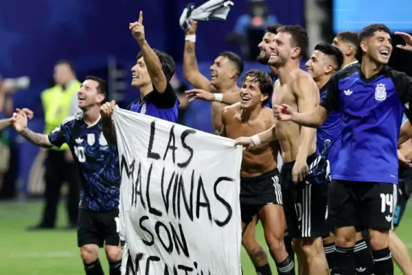 The Argentine team displays a banner with the slogan 'The Malvinas are Argentine' and faces a possible sanction