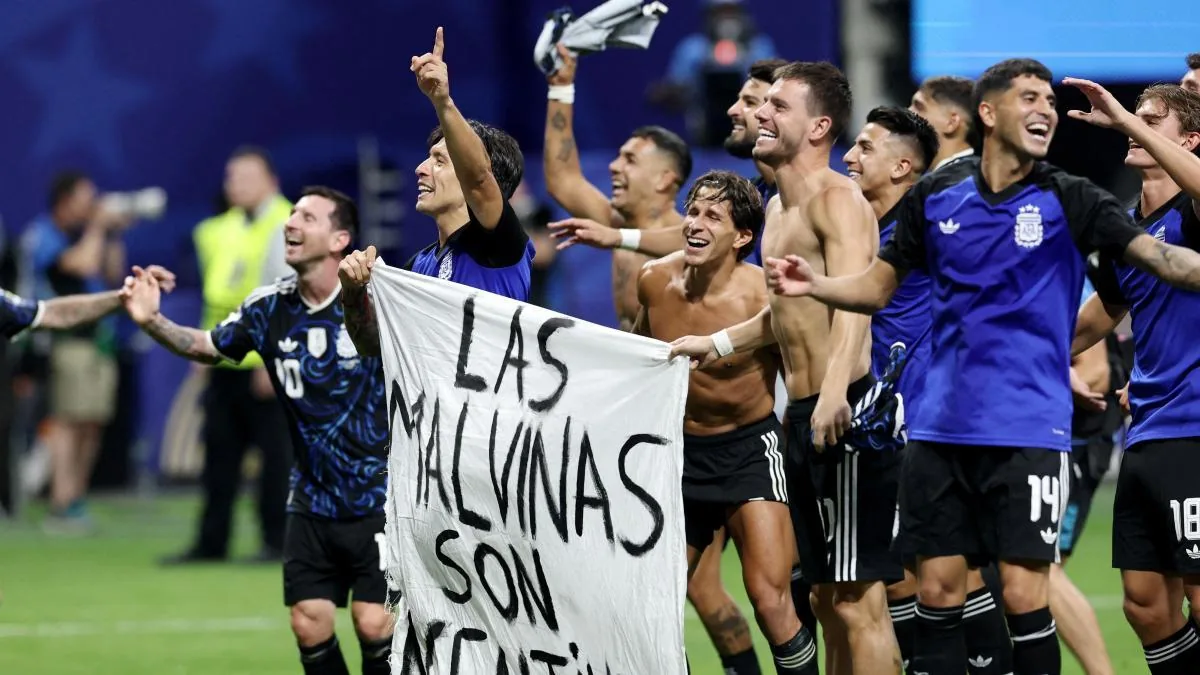 The Argentine team displays a banner with the slogan 'The Malvinas are Argentine' and faces a possible sanction