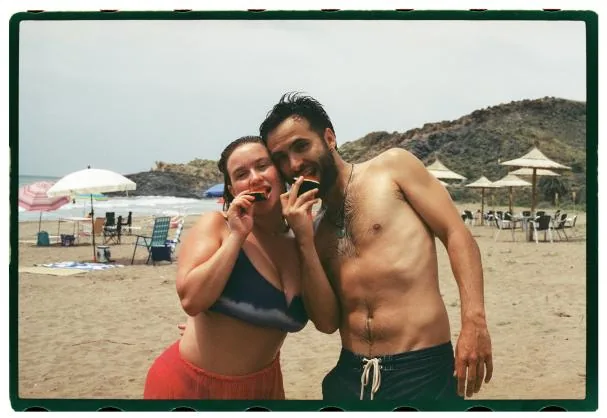 Clara Sans and Ricardo Gómez.