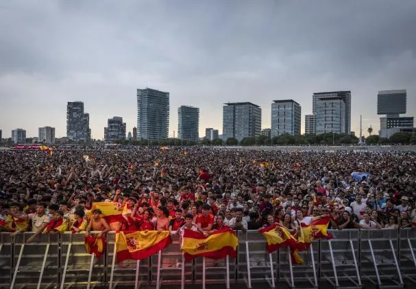 30,000 fans looked at the giant screen that Barcelona gave them at the Marina Platform of the Fòrum