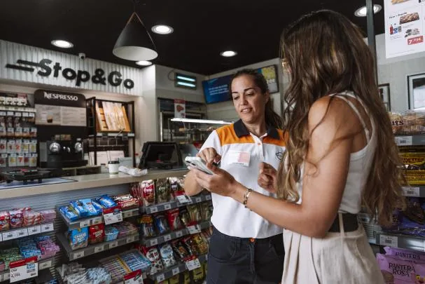 Jéssica Jiménez, encargada de una estación de autopista a la salida de Barcelona 