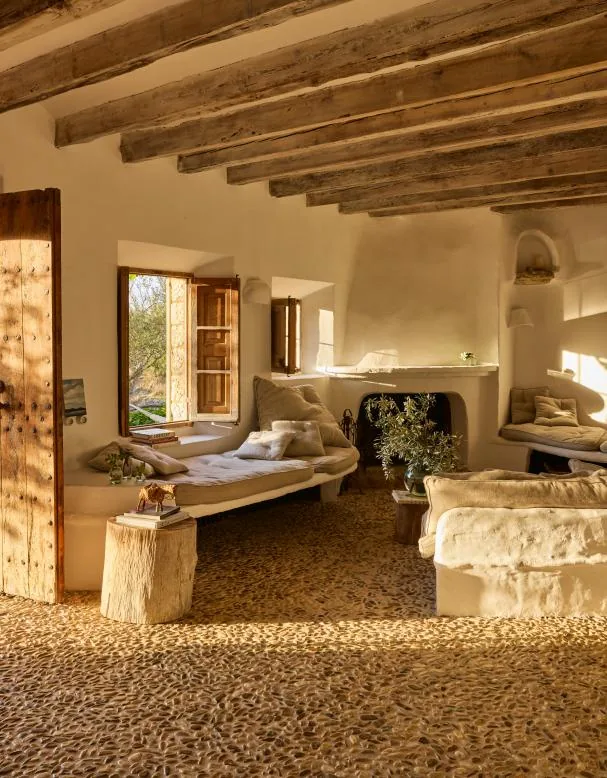 El salón de la casa mallorquina del diseñador francés Alexandre de Betak, cerca de Deià
