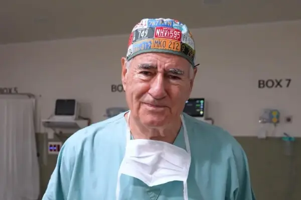 Javier de Benito, plastic surgeon, 78 years old: “If someone believes that a rhinoplasty will get them a job or make their partner come back, they need to be explained that surgery won't solve that”