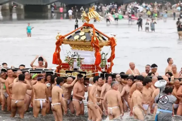Japan celebrates the Enoshima Tenno Festival with a ritual in the sea