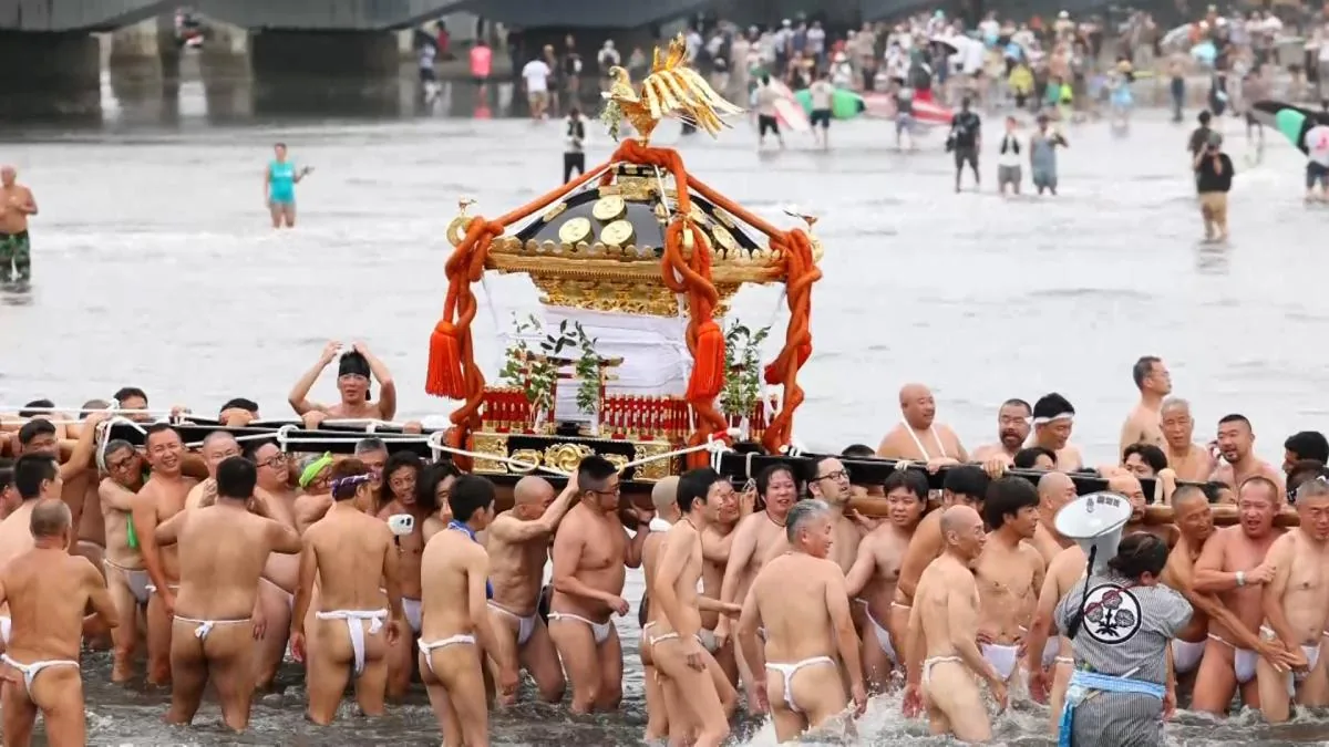 Japan celebrates the Enoshima Tenno Festival with a ritual in the sea