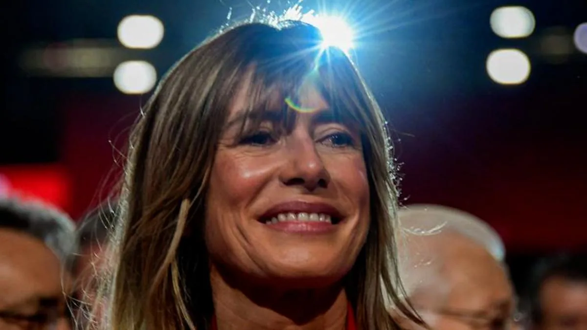Begoña Gómez hands over the plane tickets and reminds the judge that the United Kingdom no longer stamps the passport