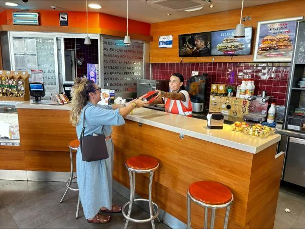 Sara Barcala en la estación de serviciio donde trabaja
