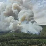 A forest fire in Aiguamúrcia forces the confinement of several population centers