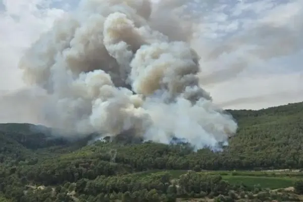 A forest fire in Aiguamúrcia forces the confinement of several population centers