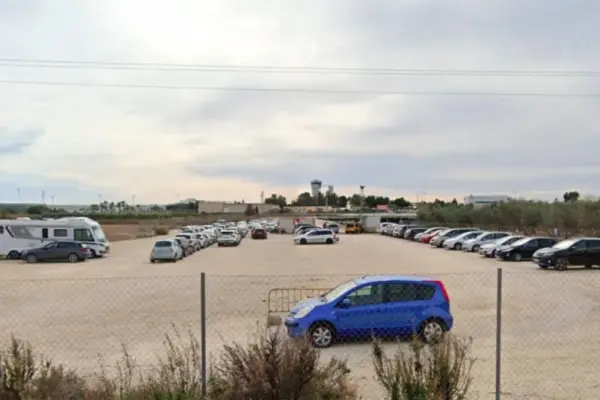 The court approves the closure of illegal parking lots near Alicante-Elche airport