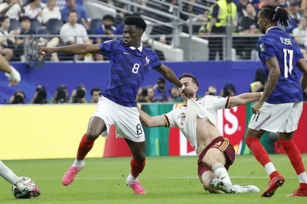 Aurélien Tchouaméni contests a ball with Fabián Ruiz