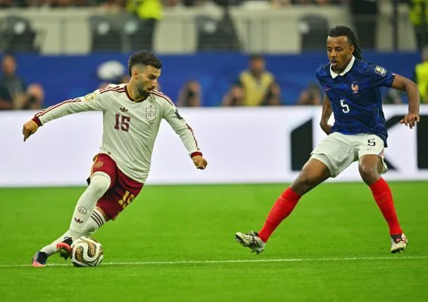 Jules Koundé covers the flank against Baena