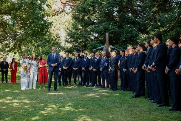 The King and Queen, the Princess of Asturias and Infanta Sofía, alongside the national team players, this Monday in the gardens of the Zarzuela