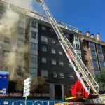 Firefighters evacuate two buildings due to a fire in a restaurant on Bravo Murillo